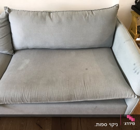 כתמים על ספה אפורה לפני ניקוי